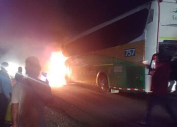 Un motorizado muerto y un bus calcinado dejó accidente de tránsito en el sur de La Guajira