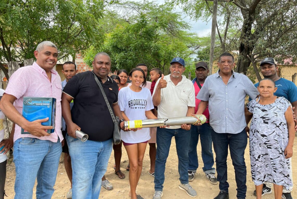 Alcalde de Fonseca dona su salario para entregar electrobomba en comunidad de Los Altos