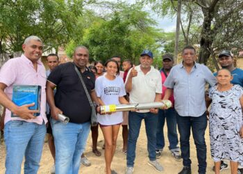 Alcalde de Fonseca dona su salario para entregar electrobomba en comunidad de Los Altos