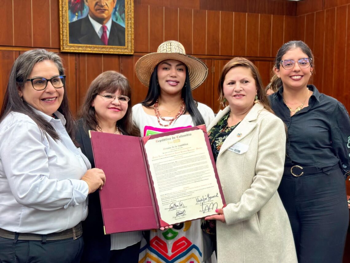 Por iniciativa de la senadora Martha Peralta, el Congreso de la República entregó condecoración a SINALTRAICA