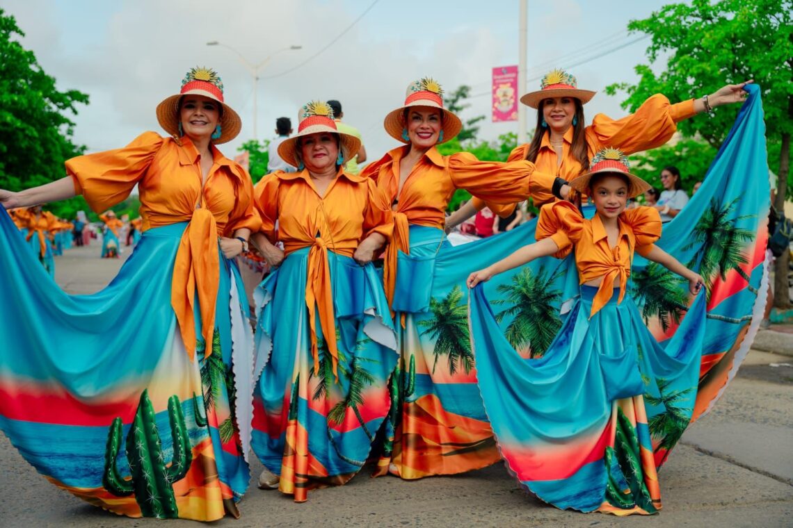 Con un colorido desfile inaugural arrancó el Festival Francisco el Hombre