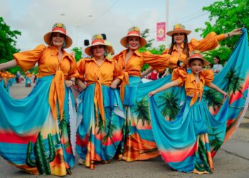 Con un colorido desfile inaugural arrancó el Festival Francisco el Hombre