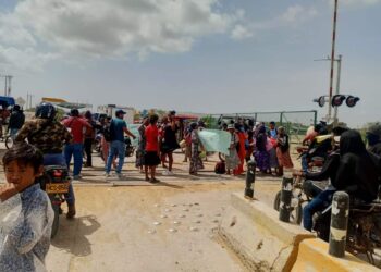 Por pagos atrasados del Icbf, bloquean la linea férrea del Cerrejón en Uribia