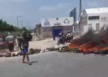 Por pagos atrasados del Icbf, bloquean la linea férrea del Cerrejón en Uribia