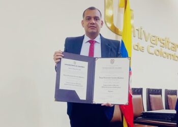 El abogado guajiro Santa Levette recibe grado como especialista en Derecho Administrativo y Contractual