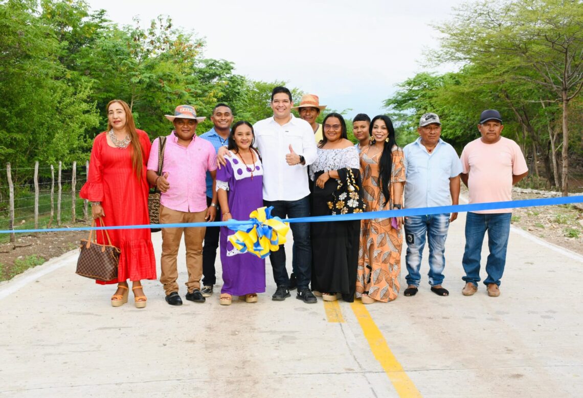 Alcalde de Barrancas inaugura otra obra de impacto rural, esta vez en el Resguardo Indígena Tamaquito II