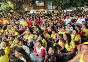 Con pantalla gigante, los maicaeros disfrutan los partidos de la Selección Colombia