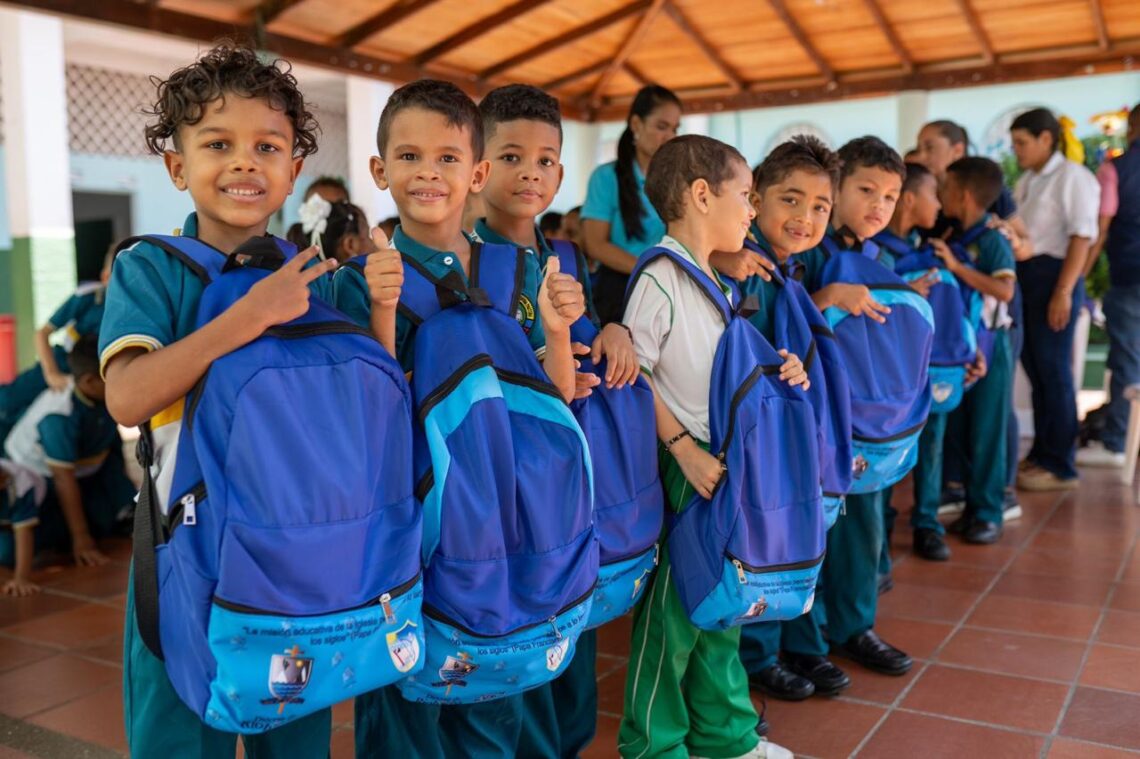 Más de 2 mil estudiantes de la Divina Pastora y sus sedes recibieron kits escolares