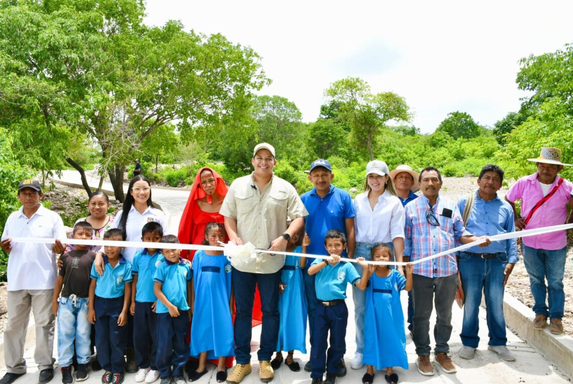 Obras y más obras: Alcalde de Barrancas inauguró placa huella de la comunidad Guayabito