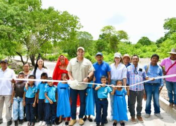 Obras y más obras: Alcalde de Barrancas inauguró placa huella de la comunidad Guayabito