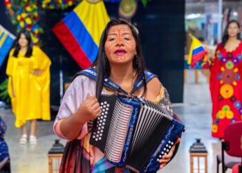 Al son del acordeón de la maicaera Indira Fernández, en Aruba se conmemoró la independencia de Colombia