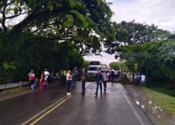 Profesionales del sur de La Guajira bloquean vía nacional por falta de oportunidades laborales