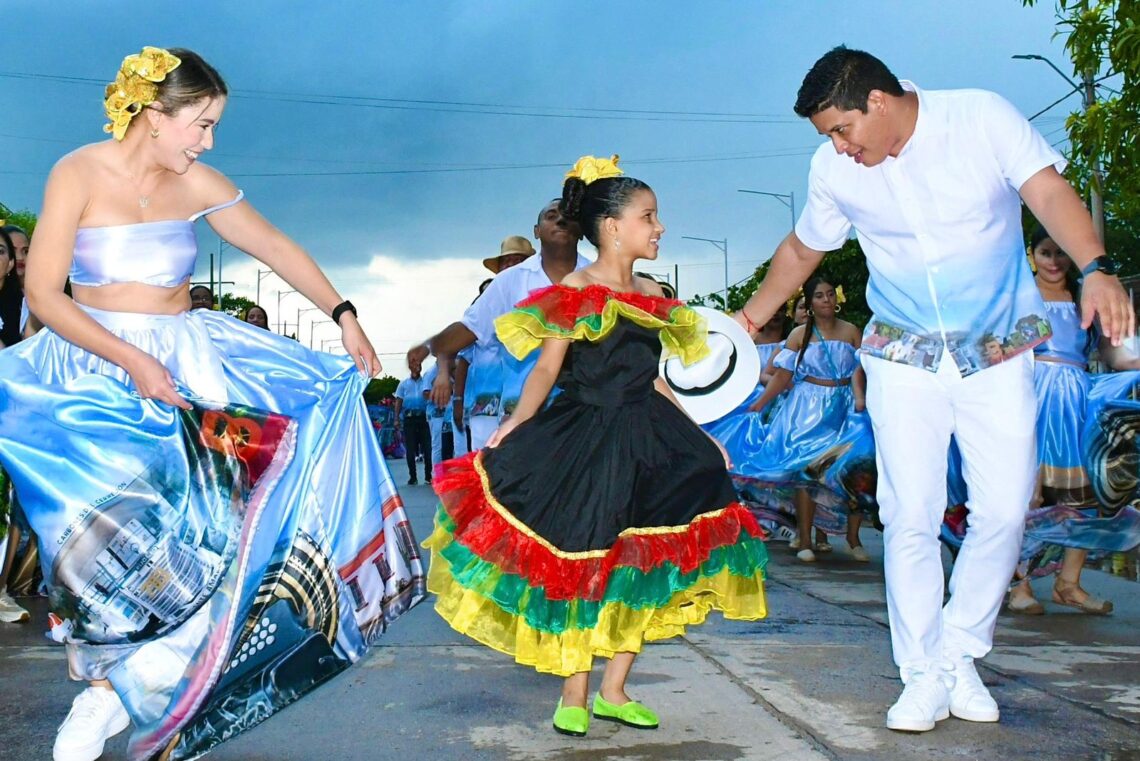 Barrancas vibró con el desfile inaugural de la versión 53 del Festival Nacional del Carbón