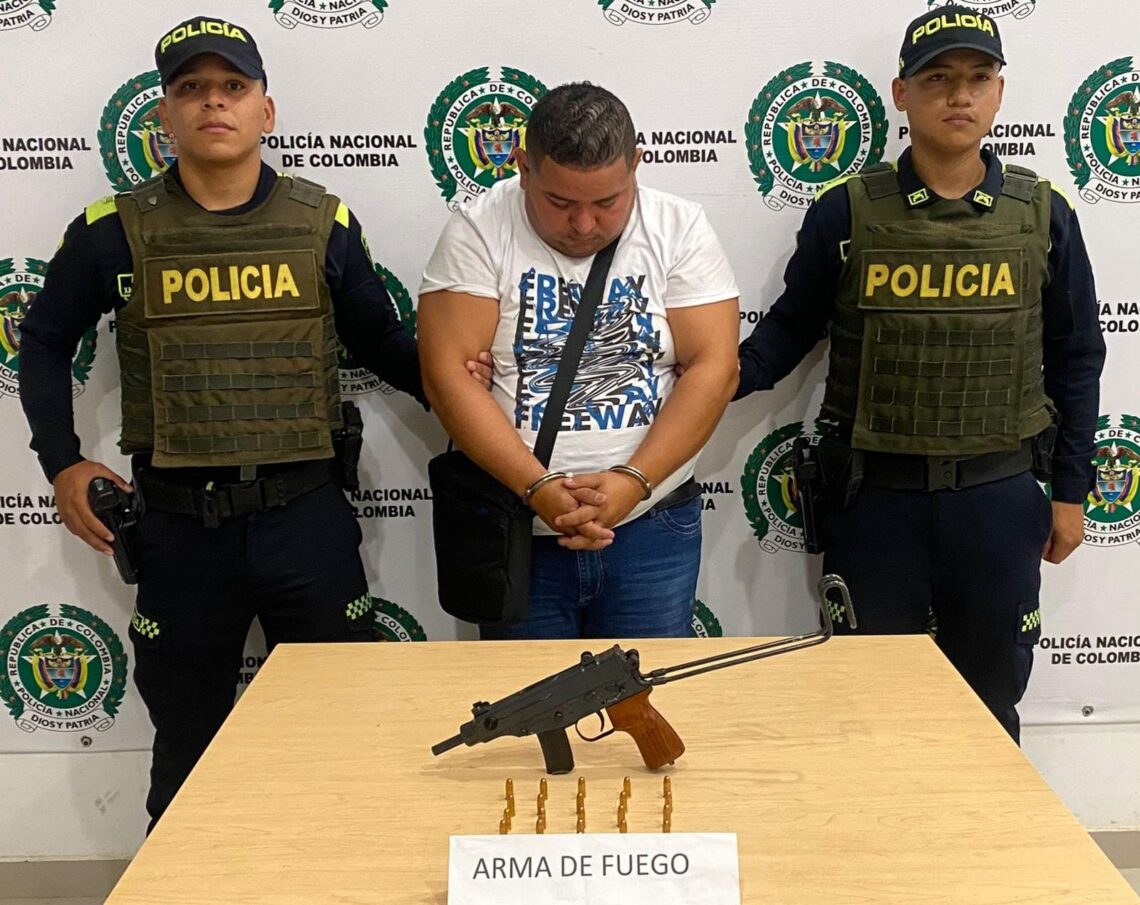Sorprenden a un sujeto en pleno fin de año con una subametralladora en Riohacha