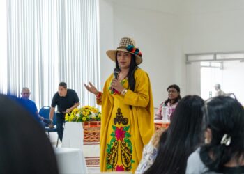 De La Guajira a París: senadora Martha Peralta abre oportunidades comerciales para artesanos y diseñadores guajiros