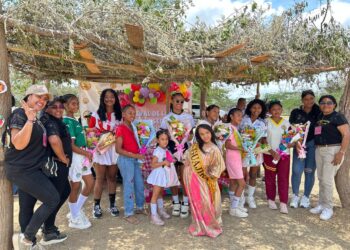 Con coronación y premiación de stands, la Institución Etnoeducativa N. 14 sede Anaisha, celebró el festival de frutas.