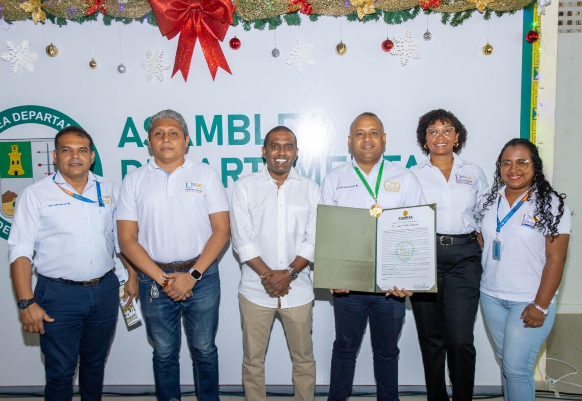 Asamblea Departamental otorgó medalla Luis Antonio Robles al rector de la UNAD en La Guajira, Jaime Valdés Benjumea