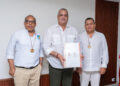 Uniguajira entrega medallas Akumaja y Wareke al Concejo Municipal de Riohacha   