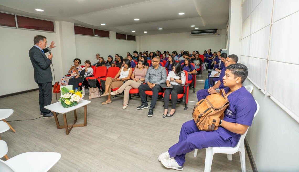 Innovación curricular y liderazgo juvenil marcaron el Simposio Internacional en Ciencias de la Salud